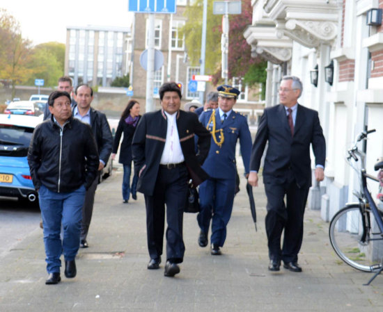 HOLANDA. El presidente Evo Morales junto al Canciller y el Embajador en La Haya.