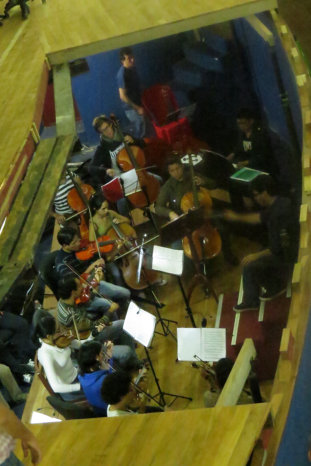 PREPARATIVOS. El ensayo de la Orquesta del Festival bajo la batuta de Mauricio Otazo.