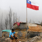 RECONSTRUCCIN. Un hombre se sienta junto a un refugio temporal en el cerro la Cruz.