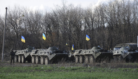 DEFENSA. Tropas ucranianas patrullan cerca de un poblado en la regin de Donetsk.