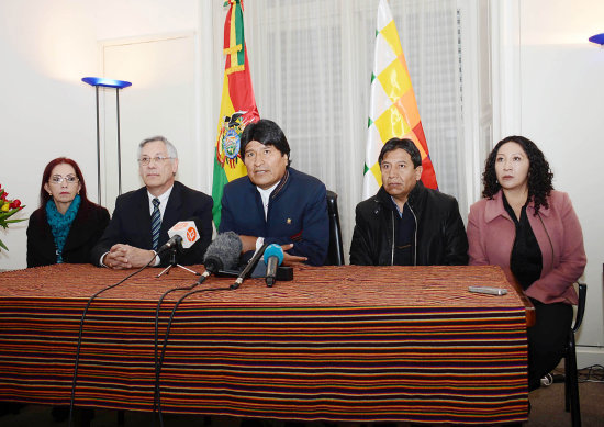 LA HAYA. La senadora Centa Reck (PPB-CN), el embajador Eduardo Rodrguez Veltz, el presidente Evo Morales, el canciller David Choquehuanca y la diputada Mireya Montao (MAS).