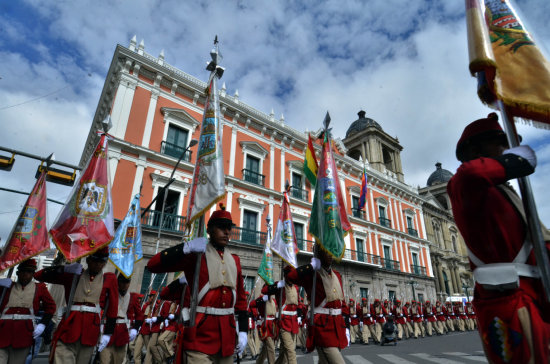 APOYO. El Regimiento Colorados de Bolivia entona el himno al mar en la Sede de Gobierno.