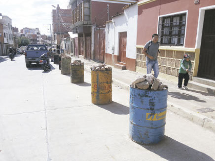 INICIATIVA. Vecinos de la calle Regimiento Carabineros colocaron turriles para impedir que se estacionen camiones de alto tonelaje.