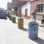 INICIATIVA. Vecinos de la calle Regimiento Carabineros colocaron turriles para impedir que se estacionen camiones de alto tonelaje.