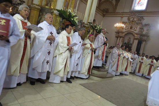 CELEBRACIN. La Misa Crismal en la que religiosos renovaron sus votos.