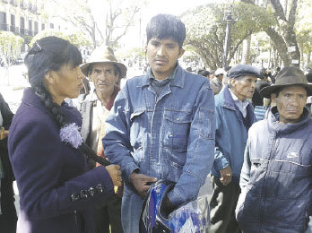 PROTESTA. Los dirigentes del ayllu Quila Quila exigieron ayer al TCP que haga cumplir sus resoluciones.