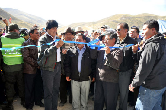 ORURO. El Presidente asisti a un encuentro de cristianos evanglicos e inaugur un coliseo.