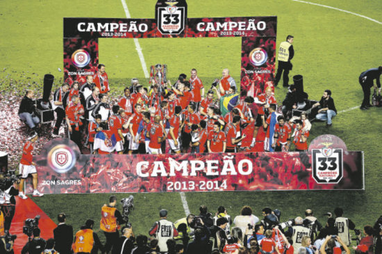 Los jugadores del Benfica celebran con el trofeo de la Liga Portuguesa de Ftbol.