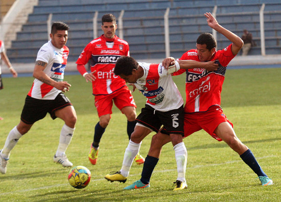 Enrique Flores (d) intenta recuperar el baln frente a su rival; abajo, la celebracin de Silvestre (c), autor del gol.