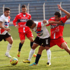 Enrique Flores (d) intenta recuperar el baln frente a su rival; abajo, la celebracin de Silvestre (c), autor del gol.