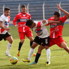 Enrique Flores (d) intenta recuperar el baln frente a su rival; abajo, la celebracin de Silvestre (c), autor del gol.