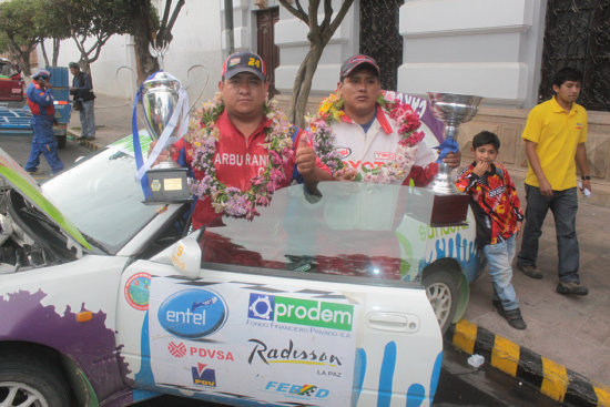 Lorgio Sandoval levant la copa de campen en la competencia de Tarija, el fin de semana.