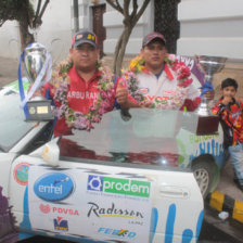 Lorgio Sandoval levant la copa de campen en la competencia de Tarija, el fin de semana.