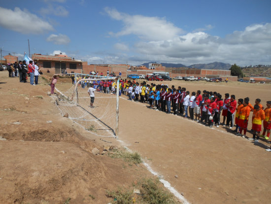 Dirigentes, deportistas y autoridades durante el acto inaugural.