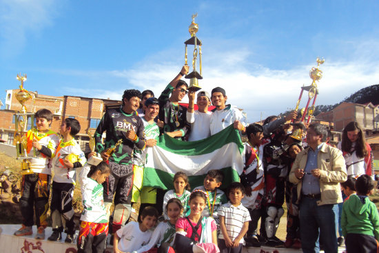 La seleccin crucea gan el Primer y Segundo Campeonato Nacional de Bicicross corrida en la pista de Garcilazo de la ciudad de Sucre.