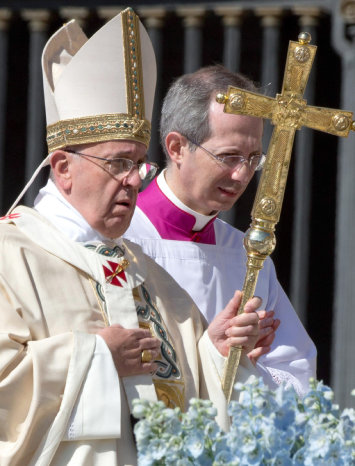 PONTFICE. Francisco protagoniza la misa de Pascua ayer, en la plaza de El Vaticano.