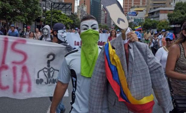 PROTESTA. Un estudiante satiriza la imagen de Nicols Maduro en la marcha de ayer, en Caracas.