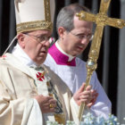 PONTFICE. Francisco protagoniza la misa de Pascua ayer, en la plaza de El Vaticano.