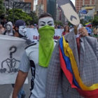 PROTESTA. Un estudiante satiriza la imagen de Nicols Maduro en la marcha de ayer, en Caracas.