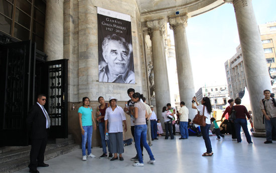 PREPARATIVOS. Fotografas de Garca Marquez se dispusieron ayer, en el Palacio de Bellas Artes.