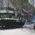 TENSIN. Un vehculo blindado para el transporte de tropas con una bandera rusa recorre una calle de Slaviansk, Ucrania.