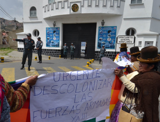 PROTESTA. Las esposas de suboficiales y sargentos marcharon frente al Gran Cuartel de Miraflores.