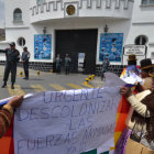 PROTESTA. Las esposas de suboficiales y sargentos marcharon frente al Gran Cuartel de Miraflores.