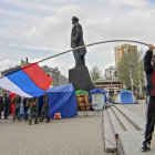 SEPARATISMO. Un manifestante prorruso ondea una bandera rusa junto al monumento a Vladimir Ilich Ulianov, Lenin, en una plaza de la ciudad de Donetsk, Ucrania.