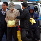 DETENCIONES. Marineros del naufragado ferri surcoreano Sewol llegan a la corte de Mokpo dentro de las investigaciones del accidente.