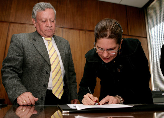 INTERINA. Mara Mercedes Maldonado (d), durante su posesin como alcaldesa provisional de Bogot, el pasado lunes.