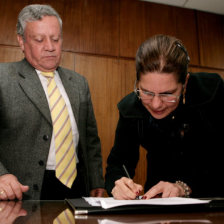 INTERINA. Mara Mercedes Maldonado (d), durante su posesin como alcaldesa provisional de Bogot, el pasado lunes.