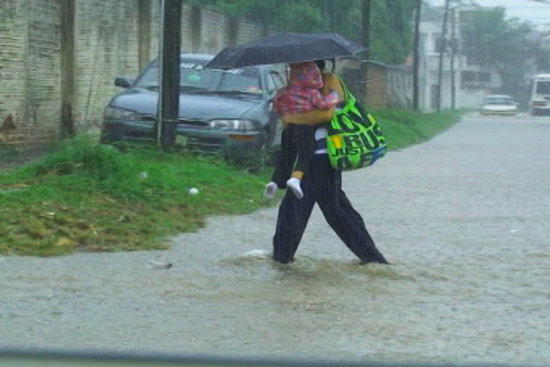 DIFICULTAD. Lluvia sorprende a cruceos.