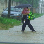 DIFICULTAD. Lluvia sorprende a cruceos.