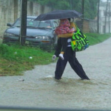 DIFICULTAD. Lluvia sorprende a cruceos.