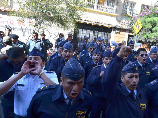 MOVILIZACIN. Decenas de subsoficiales y sargentos salieron en marcha en La Paz.