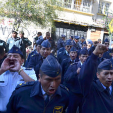 MOVILIZACIN. Decenas de subsoficiales y sargentos salieron en marcha en La Paz.