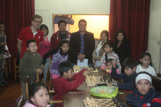 Los directivos del club junto con los alumnos de la escuela.