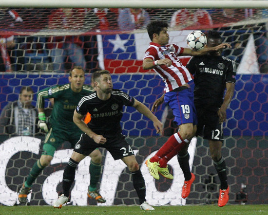 Una escena del partido de ayer, que tuvo poco atractivo futbolstico.