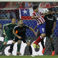 Una escena del partido de ayer, que tuvo poco atractivo futbolstico.