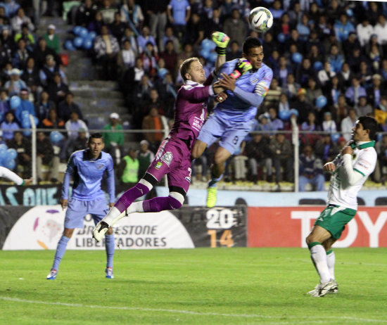 El delantero uruguayo William Ferreira intenta cabecear en el rea del Len, pero el golero William Yarbrough lo impide en las alturas.