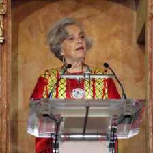 ESCRITORA. Elena Poniatowska en su alocucin tras recibir el Premio Cervantes.