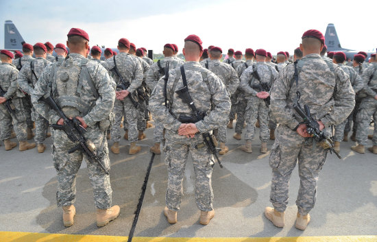 TENSIN. Soldados estadounidenses a su llegada al aeropuerto militar de Swidwin, al norte de Polonia, en plena crisis de Ucrania.