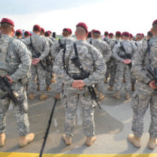 TENSIN. Soldados estadounidenses a su llegada al aeropuerto militar de Swidwin, al norte de Polonia, en plena crisis de Ucrania.