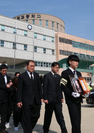 TRAGEDIA. Varias personas asisten al funeral de una de las vctimas del hundimiento del Sewol