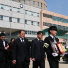 TRAGEDIA. Varias personas asisten al funeral de una de las vctimas del hundimiento del Sewol