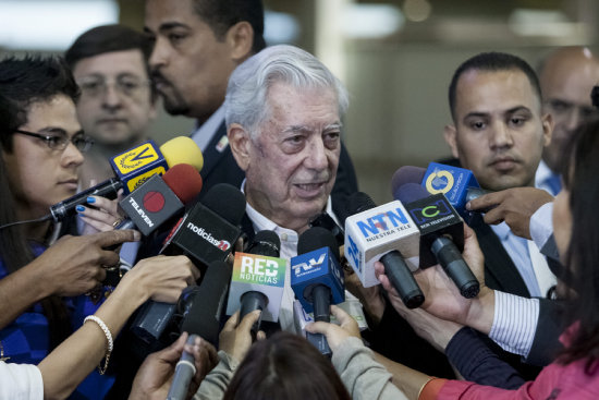 DILOGO. El escritor peruano Mario Vargas Llosa al llegar a Caracas, ayer.