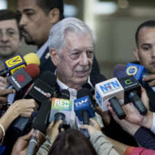 DILOGO. El escritor peruano Mario Vargas Llosa al llegar a Caracas, ayer.