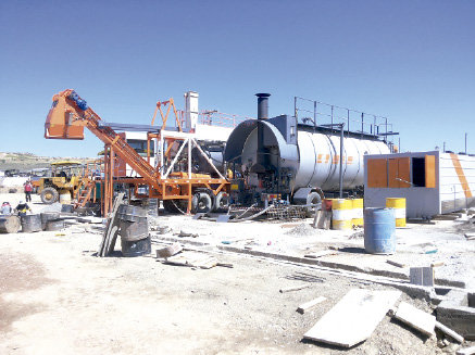 EQUIPAMIENTO. La planta asfaltadora, ubicada en la zona del aeropuerto Juana Azurduy de Padilla, an no entra en funcionamiento.