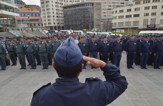 PROTESTA. Militares de bajo rango pidieron al presidente Evo Morales escuchar su demanda.