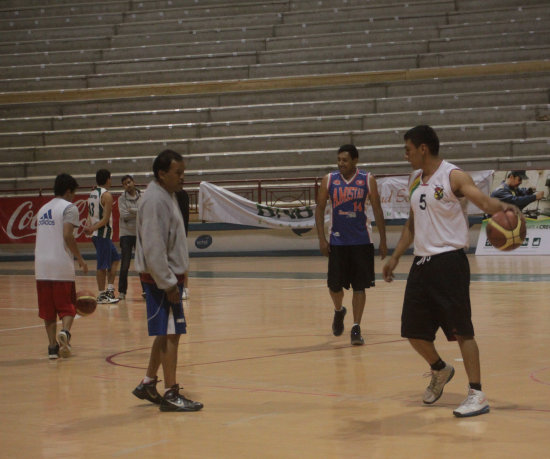 Los integrantes del equipo de Amistad-Blacmar durante la prctica nocturna de ayer, en el Polideportivo.